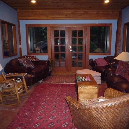 Inn At Clifftop Lane Bed And Breakfast Whistler Exteriör bild