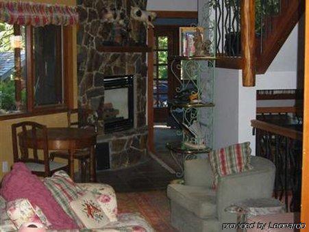 Inn At Clifftop Lane Bed And Breakfast Whistler Inreriör bild