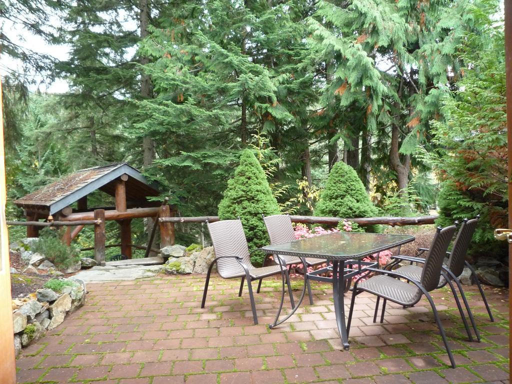 Inn At Clifftop Lane Bed And Breakfast Whistler Exteriör bild