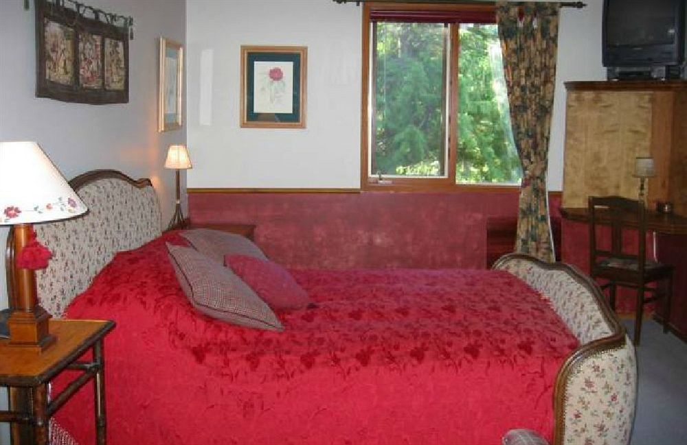 Inn At Clifftop Lane Bed And Breakfast Whistler Exteriör bild