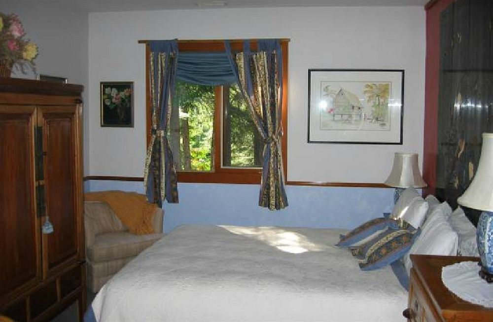 Inn At Clifftop Lane Bed And Breakfast Whistler Exteriör bild